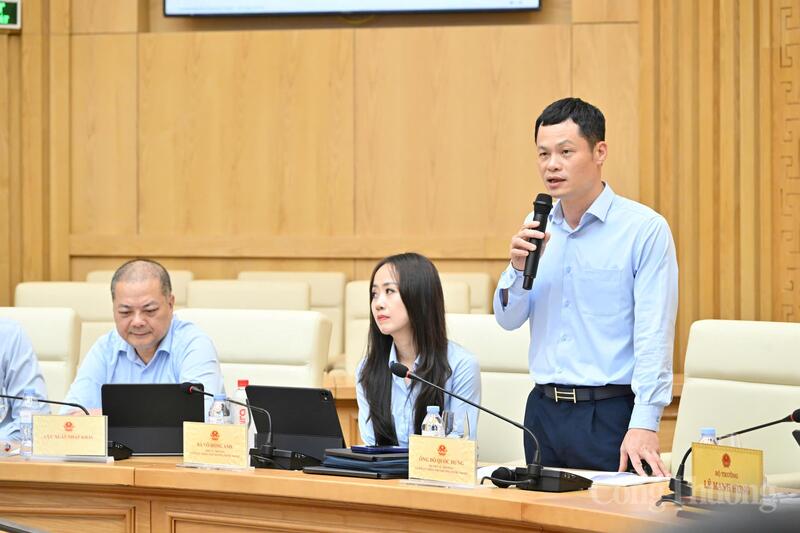 Ông Đỗ Quốc Hưng, Quyền Vụ trưởng Vụ Phát triển thị trường nước ngoài báo cáo tại buổi làm việc. Ảnh: Cấn Dũng
