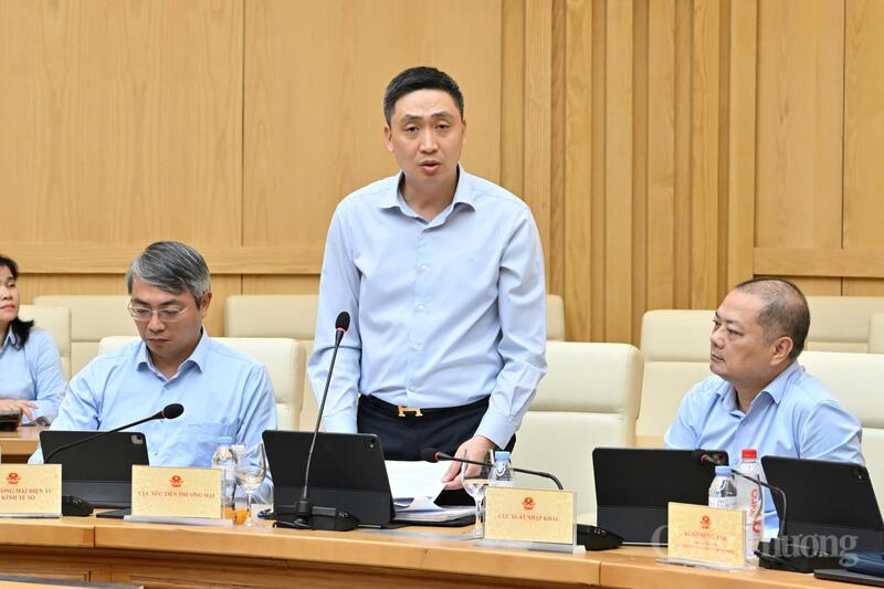 Đại diện các đơn vị Bộ Công Thương trao đổi về kết quả thực hiện nhiệm vụ của Vụ Phát triển thị trường nước ngoài trong 4 tháng đầu năm 2026. Ảnh: Cấn Dũng