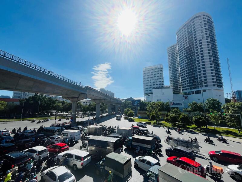 Ghi nhận lúc 8h sáng ngày 25/5, thời tiết tại Hà Nội đã nắng nóng, oi bức, nền nhiệt tăng nhanh từ đầu ngày. Ảnh: P.C