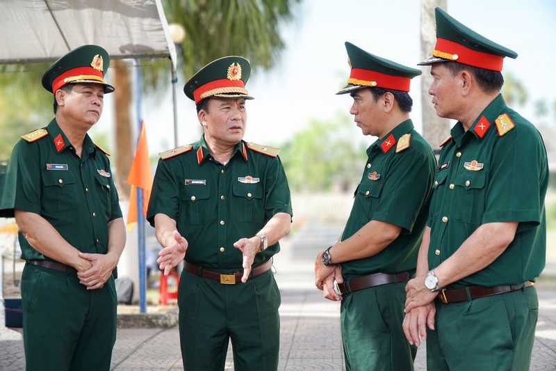 Thiếu tướng Trần Minh Trọng - Phó Chính ủy Quân khu 5, Trưởng Ban Chỉ đạo tìm kiếm, quy tập và xác định hài cốt liệt sĩ Quân khu 5 trao đổi, chỉ đạo các lực lượng đẩy nhanh tiến độ lấy mẫu sinh phẩm hài cốt liệt sĩ. Ảnh: Bình Nguyên