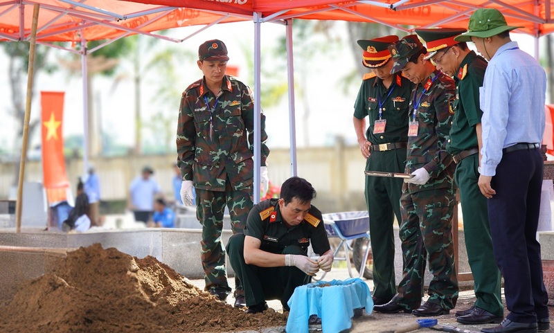 Công tác khai quật và lấy mẫu sinh phẩm đối với các phần mộ liệt sĩ chưa xác định thông tin được triển khai khẩn trương nhưng hết sức cẩn trọng. Ảnh: Bình Nguyên