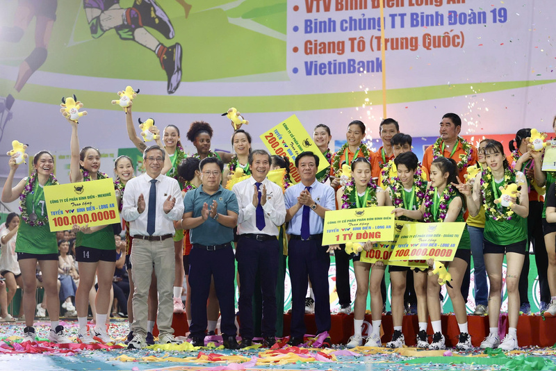 Công ty CP Phân bón Bình Điền và các công ty thành viên thưởng nóng 1,5 tỷ đồng cho đội chủ giải VTV Bình Điền Long An ngay sau khi đội giành giải Á quân Cúp VTV9 - Bình Điền 2026.