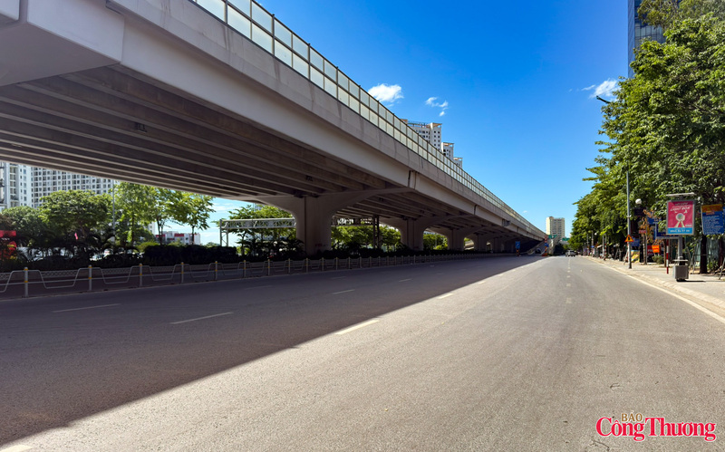 Wiele ulic w Hanoi, takich jak Nguyen Trai, Pham Van Dong, Giai Phong i Ring Road 3, jest oświetlonych intensywnym słońcem.