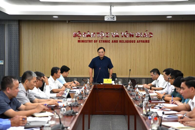 ترأس الاجتماع نائب وزير شؤون الأقليات العرقية والدينية، نغوين هاي ترونغ. الصورة: cema.gov.vn