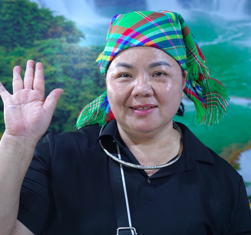 Chị Hoàng Thị Mây, chủ một cơ sở kinh doanh đến từ Cao Bằng chia sẻ niềm vui khi Ban tổ chức sắp xếp chu đáo cho các gian hàng và khách hàng đến với hội chợ đông. Đặc biệt, nhiều khách hàng đã chọn mua các đặc sản Cao Bằng khiến chị rất xúc động.
