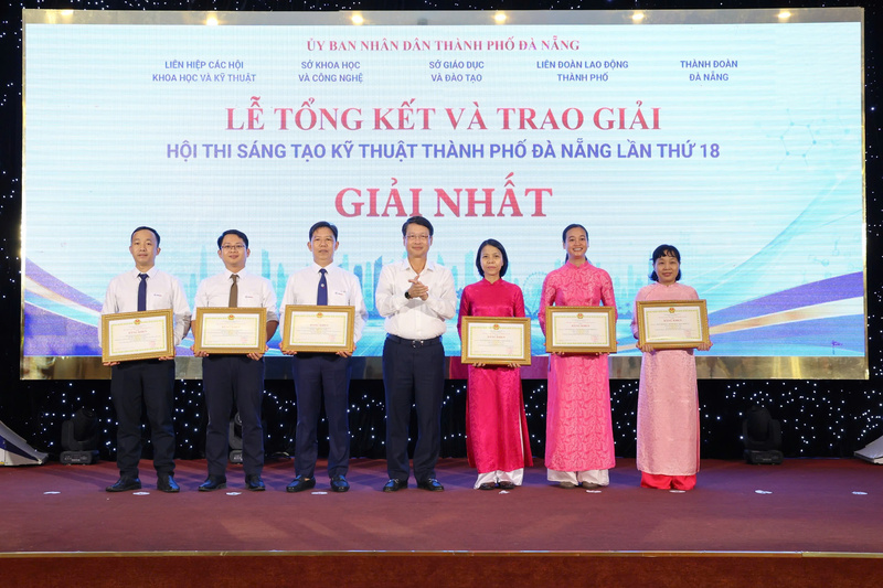 Ông Ngô Xuân Thắng, Phó Bí thư Thành ủy Đà Nẵng trao Bằng khen của Chủ tịch UBND thành phố cho 2 nhóm tác giả đoạt giải Nhất tại Hội thi sáng tạo kỹ thuật lần thứ 18. Ảnh: Phương Nam