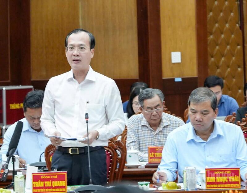 Ông Trần Trí Quang, Chủ tịch UBND tỉnh Vĩnh Long, báo cáo tại buổi làm việc.