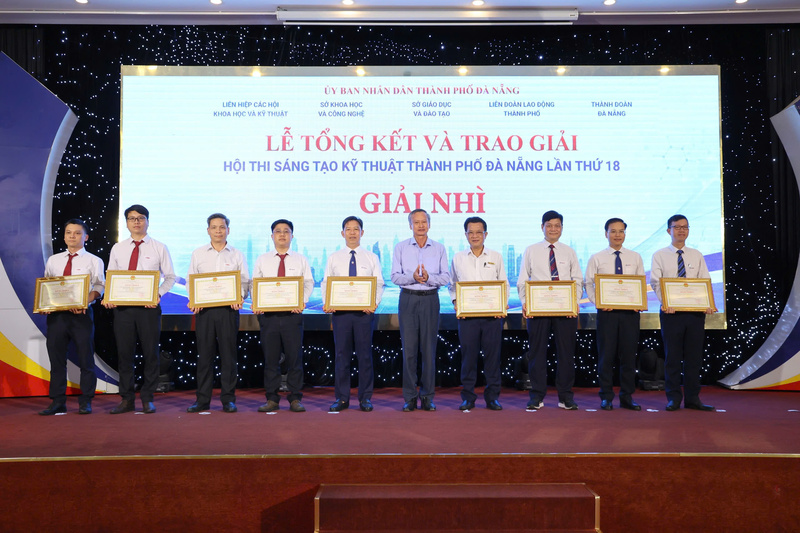 Công trình “Nghiên cứu chế tạo bộ giám sát và cảnh báo online phía hạ áp các trạm biến áp phân phối” của tác giả Ngô Tấn Cư và cộng sự thuộc EVNCPC đoạt giải nhì cấp thành phố, đồng thời đạt giải Nhì Giải thưởng Sáng tạo khoa học và công nghệ Việt Nam năm 2025 cấp quốc gia (trong ảnh: Tác giả Ngô Tấn Cư, thứ 4 từ phải sang).