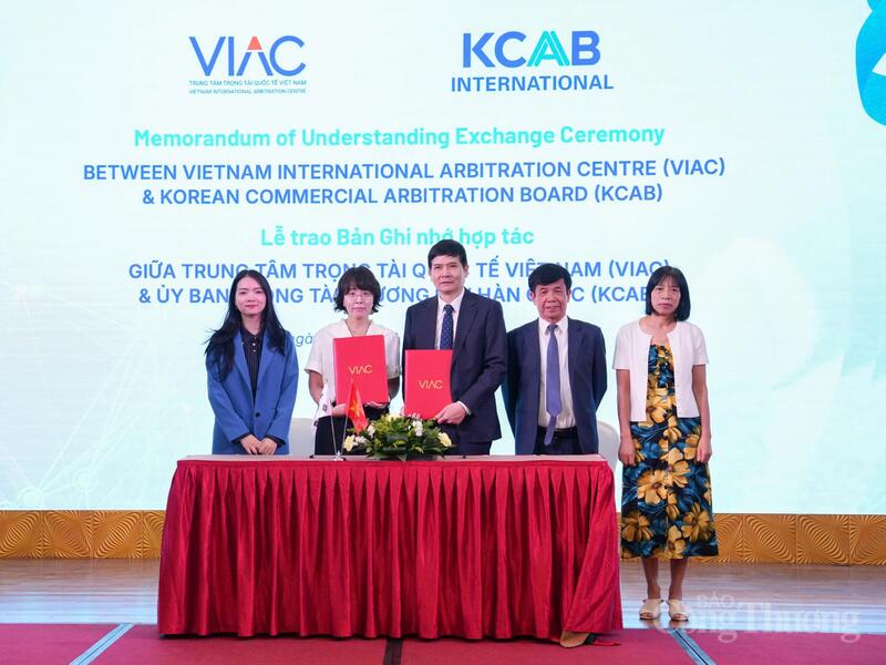 Trong khuôn khổ hội thảo đã diễn ra lễ ký trao Bản ghi nhớ hợp tác giữa VIAC và các đối tác. Ảnh: NH