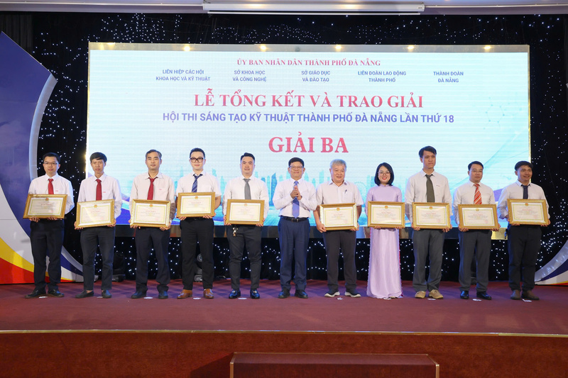 Trao giải cho các tác giả đoạt giải Ba tại Hội thi.