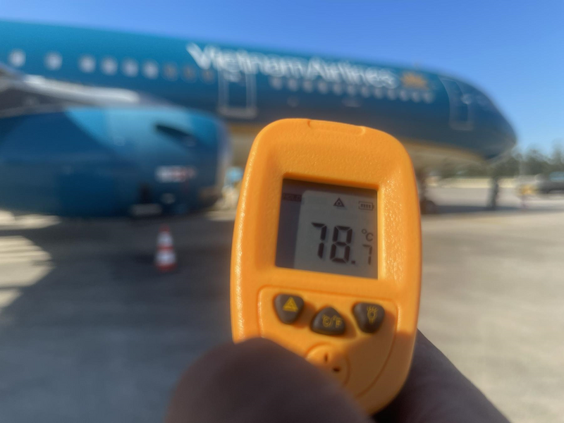 Nhiệt độ ghi nhận thực tế tại sân đỗ Nội Bài lúc 15h, ngày 25/5. Ảnh: VNA