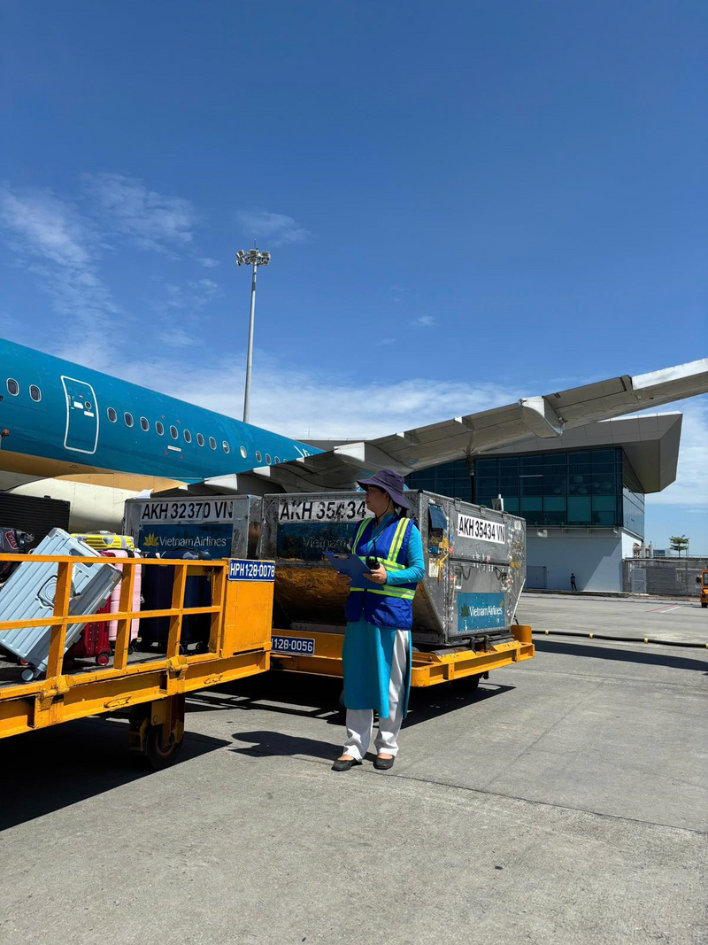 Giữa nắng nóng 80 độ C, nhân viên hàng không giữ nhịp bay an toàn - 8