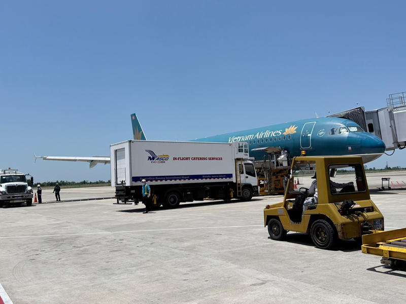 Các cán bộ nhân viên tại sân bay Phú Bài thực hiện các công việc bất chấp cái nóng “cháy da cháy thịt”. Ảnh: VNA