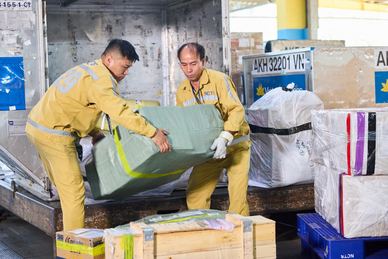 Toàn bộ cán bộ nhân viên ngành hàng không chạy đua từng phút dưới thời tiết khắc nghiệt để hành khách có hành trình thuận lợi. Ảnh: VNA