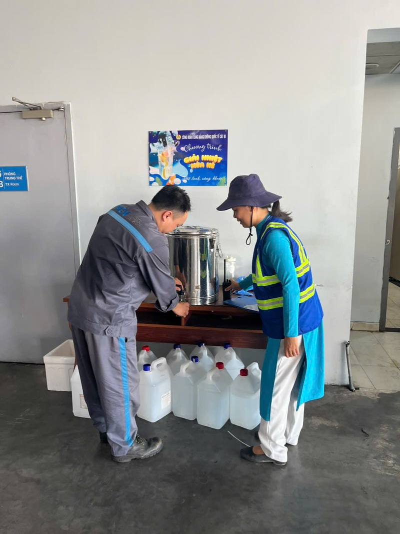 Nhiều giải pháp chống nóng đã được chủ động triển khai như bổ sung nước uống, bố trí nghỉ giữa ca,... Ảnh: VNA