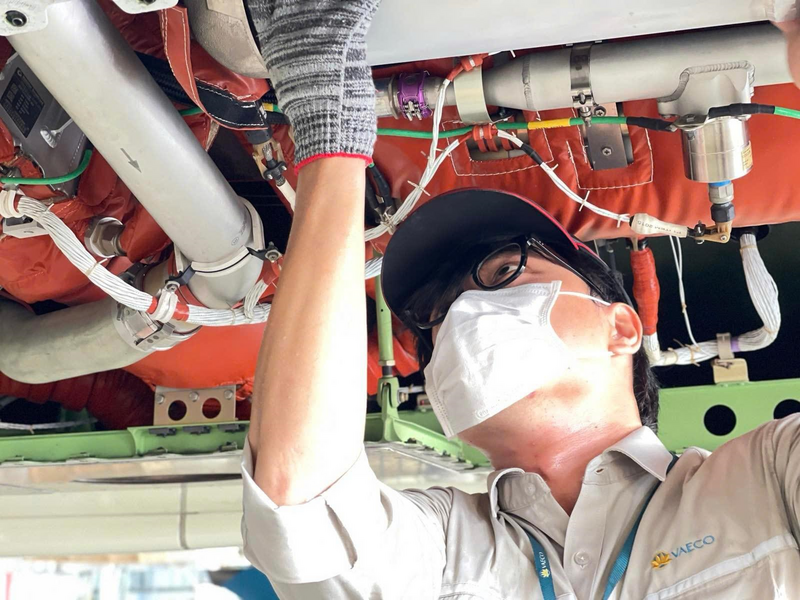 Giữa nắng nóng 80 độ C, nhân viên hàng không giữ nhịp bay an toàn - 16