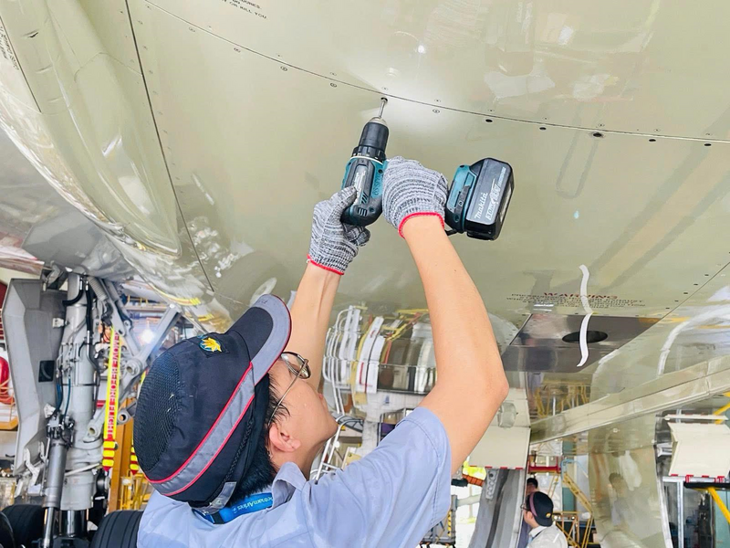 Dù thời tiết khắc nghiệt đến đâu thì nhân viên kỹ thuật vẫn giữ vững tinh thần nhiệt huyết, trách nhiệm, sự chuyên nghiệp và tận tâm phục vụ hành khách. Ảnh: VNA