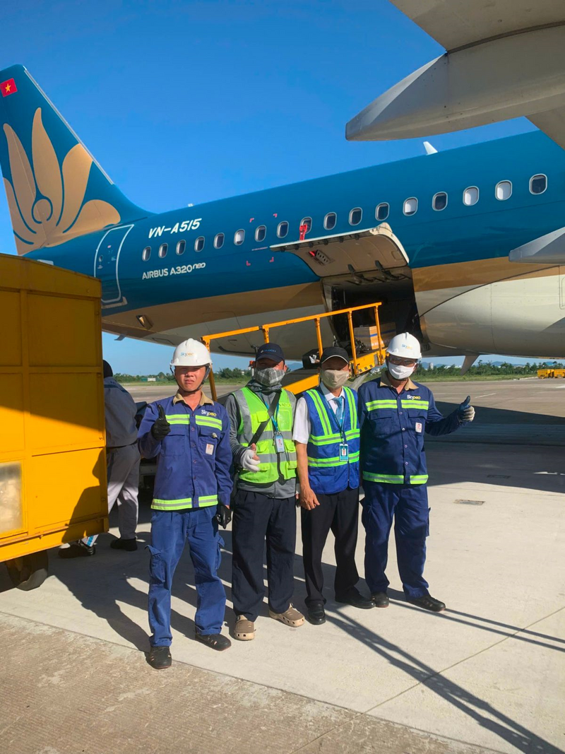 Giữa nắng nóng 80 độ C, nhân viên hàng không giữ nhịp bay an toàn - 18