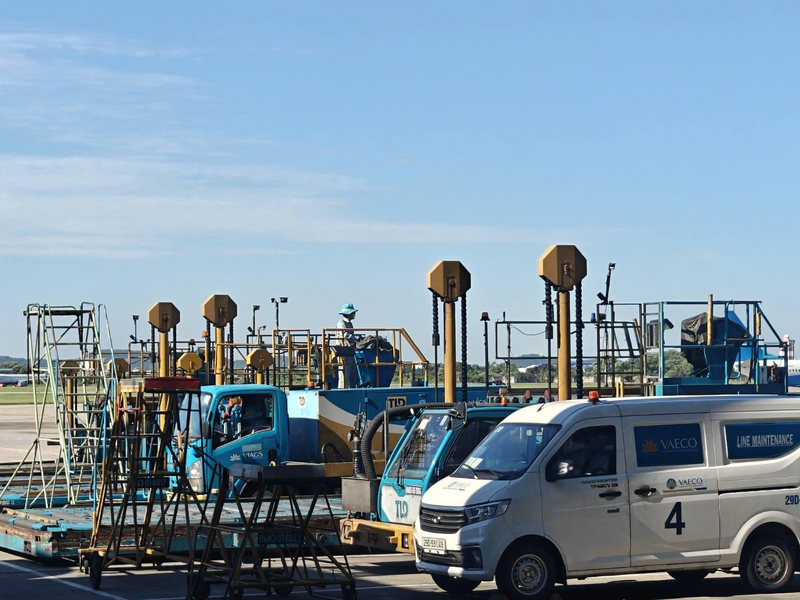 Giữa nắng nóng 80 độ C, nhân viên hàng không giữ nhịp bay an toàn - 19