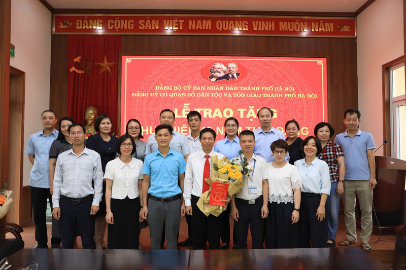 Đảng ủy Sở Dân tộc và Tôn giáo Hà Nội trao Huy hiệu 40 năm tuổi Đảng và công bố Quyết định nghỉ hưu đối với đồng chí Lê Trung Biểu – cán bộ có hơn 42 năm công tác, gắn bó với ngành dân tộc Thủ đô.