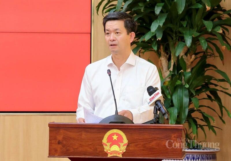 Ông Lê Quang Tùng - Bí thư Thành ủy Cần Thơ báo cáo tại buổi làm việc