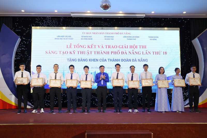 Ông Lê Công Hùng, Phó Chủ tịch Ủy ban MTTQ Việt Nam TP. Đà Nẵng, Bí thư Thành Đoàn Đà Nẵng trao Bằng khen của Thành đoàn Đà Nẵng cho các tác giả từ 35 tuổi trở xuống có các giải pháp đạt giải. Ảnh: Phương Nam