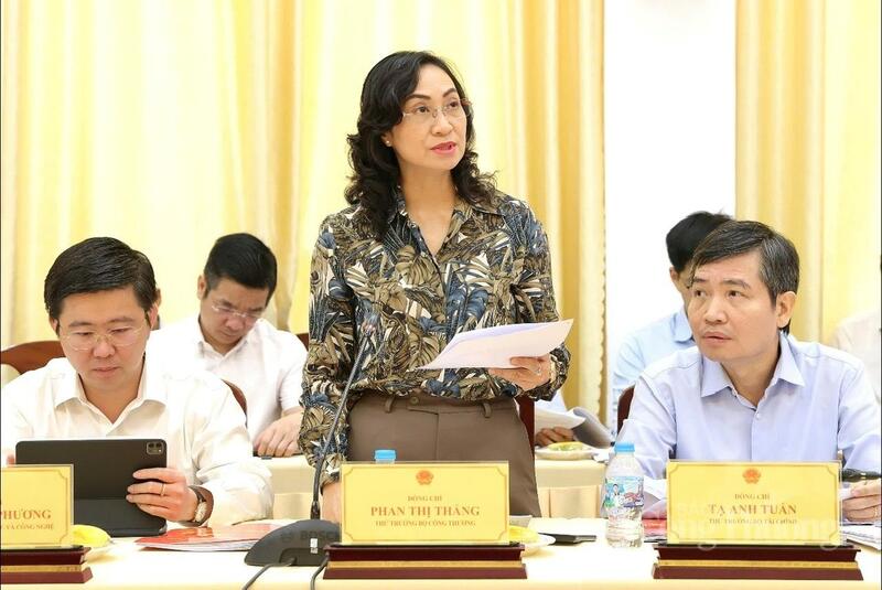 Tại buổi làm việc, Thứ trưởng Bộ Công Thương Phan Thị Thắng thông tin về tình hình kinh tế và các giải pháp thúc đẩy tăng trưởng 2 con số