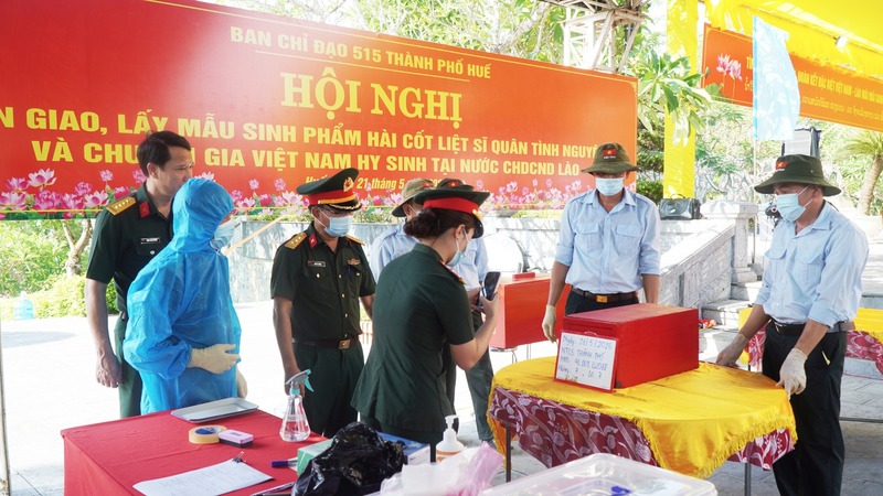 Lực lượng chức năng thành phố Huế lấy mẫu sinh phẩm xác định danh tính hài cốt liệt sĩ. Ảnh: M. Hiếu