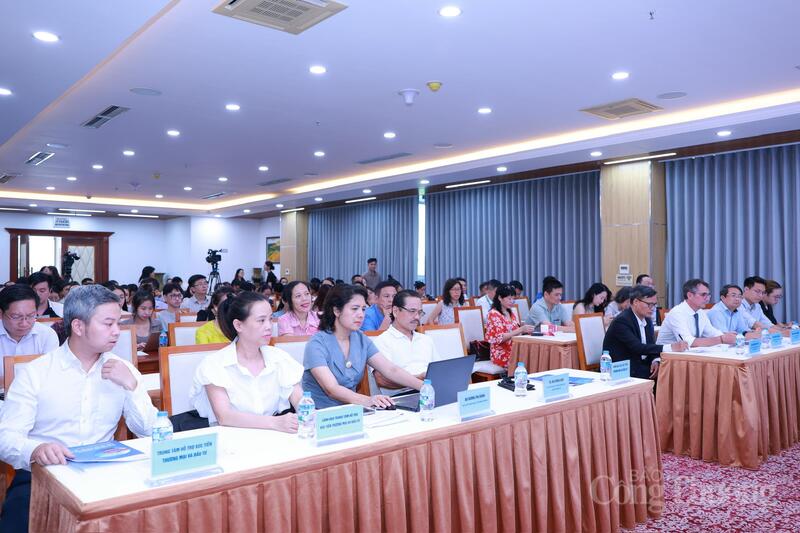 Các đại biểu tham dự Hội thảo xu hướng và giải pháp hỗ trợ doanh nghiệp tham gia chuỗi sản xuất và cung ứng toàn cầu. Ảnh: Quỳnh Trang