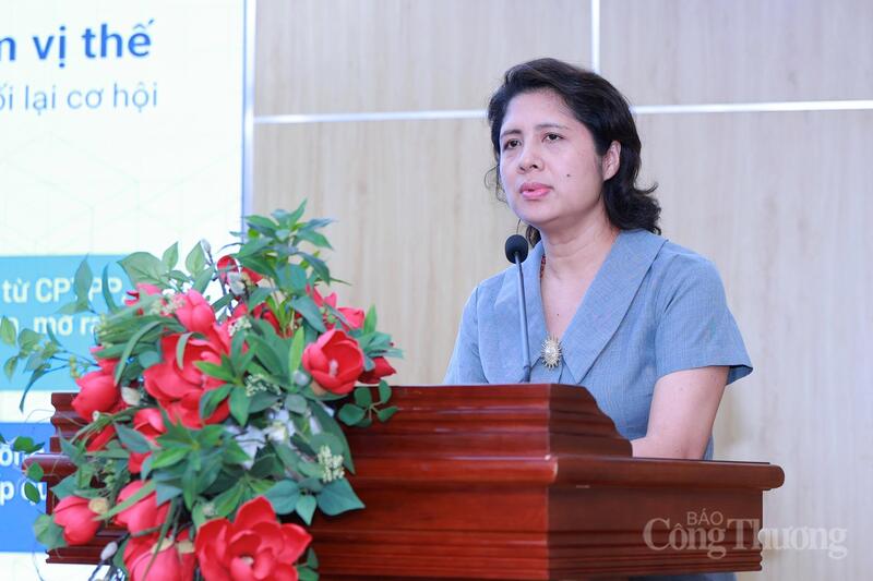 Bà Vương Thị Oanh - đại diện Cục Xuất nhập khẩu (Bộ Công Thương) chia sẻ tham luận tại hội thảo. Ảnh: Quỳnh Trang