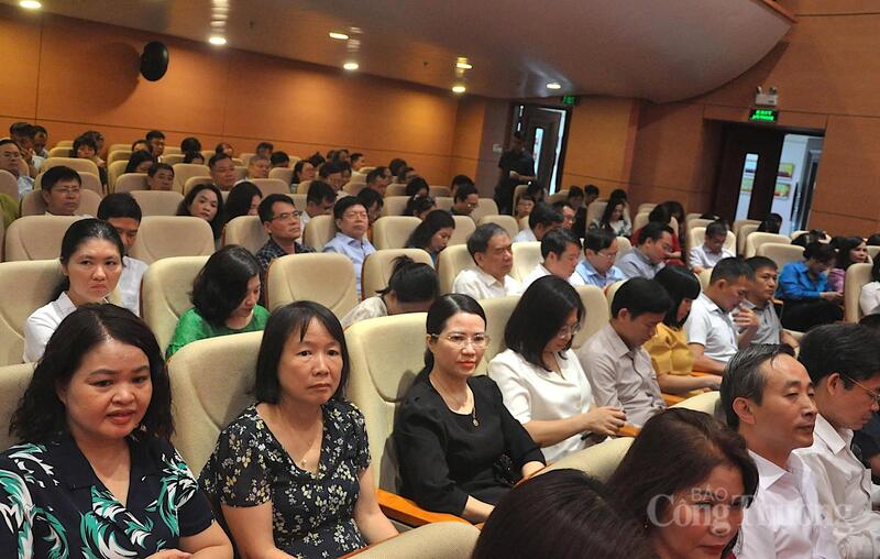 Các đại biểu tham dự hội nghị