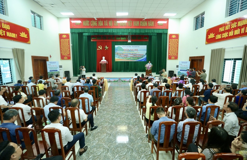 Überblick über die Konferenz zur Umsetzung des Plans und zur Information über die Regeln der vom Volkskomitee des Bezirks Ham Rong organisierten Wettbewerbe. Foto: Ngo Nhung
