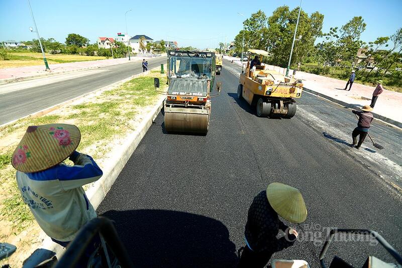 Mùa nắng nóng khiến sức khỏe công nhân giảm sút rõ rệt. Không ít trường hợp người lao động gặp tình trạng mất nước, say nắng, tụt huyết áp do phải làm việc liên tục ngoài trời.