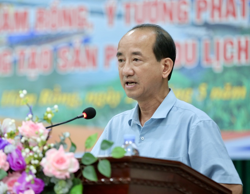 Herr Le Minh Tuan, stellvertretender Vorsitzender des Volkskomitees des Stadtteils Ham Rong, spricht auf der Konferenz. Foto: Ngo Nhung