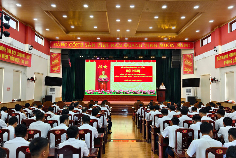 Hội nghị công bố và trao quyết định phong, thăng quân hàm, nâng lương sĩ quan Bộ Tư lệnh Vùng Cảnh sát biển 2 năm 2026. Ảnh: Văn Thường