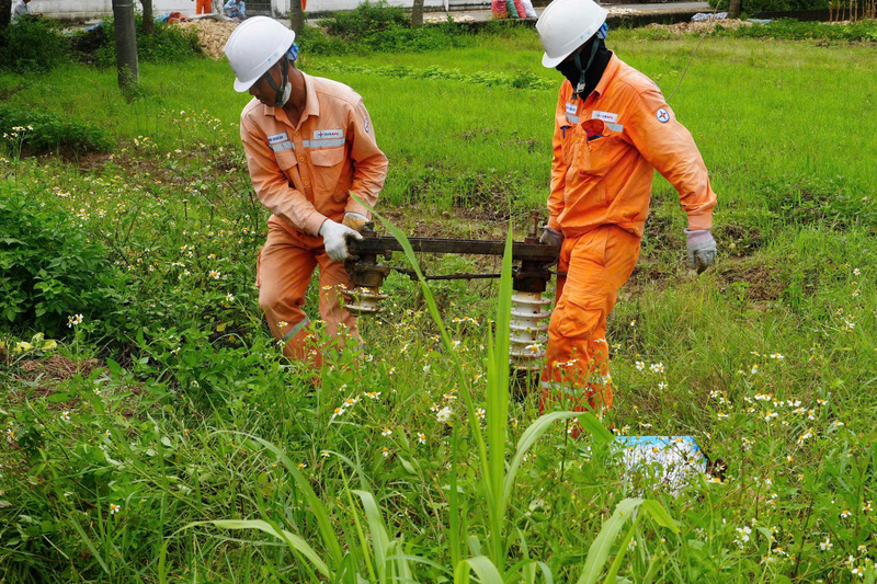 Cán bộ, công nhân viên nỗ lực làm việc đảm bảo cấp điện an toàn, ổn định, nâng cao độ tin cậy. Ảnh: Phan Thuỷ