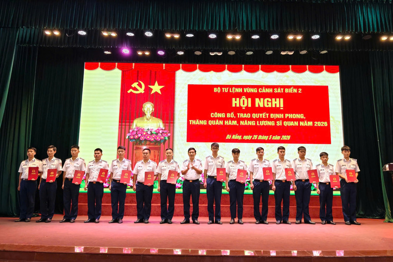 147 đồng chí sĩ quan Vùng Cảnh sát biển 2 được phong, thăng quân hàm năm 2026. Ảnh: Văn Thường