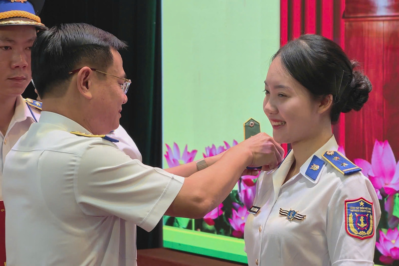 Đồng chí Đại tá Lê Huy, Bí thư Đảng ủy, Chính ủy Bộ Tư lệnh Vùng Cảnh sát biển 2 gắn quân hàm sỹ quan cho các đồng chí được phong, thăng quân hàm. Ảnh: Văn Thường