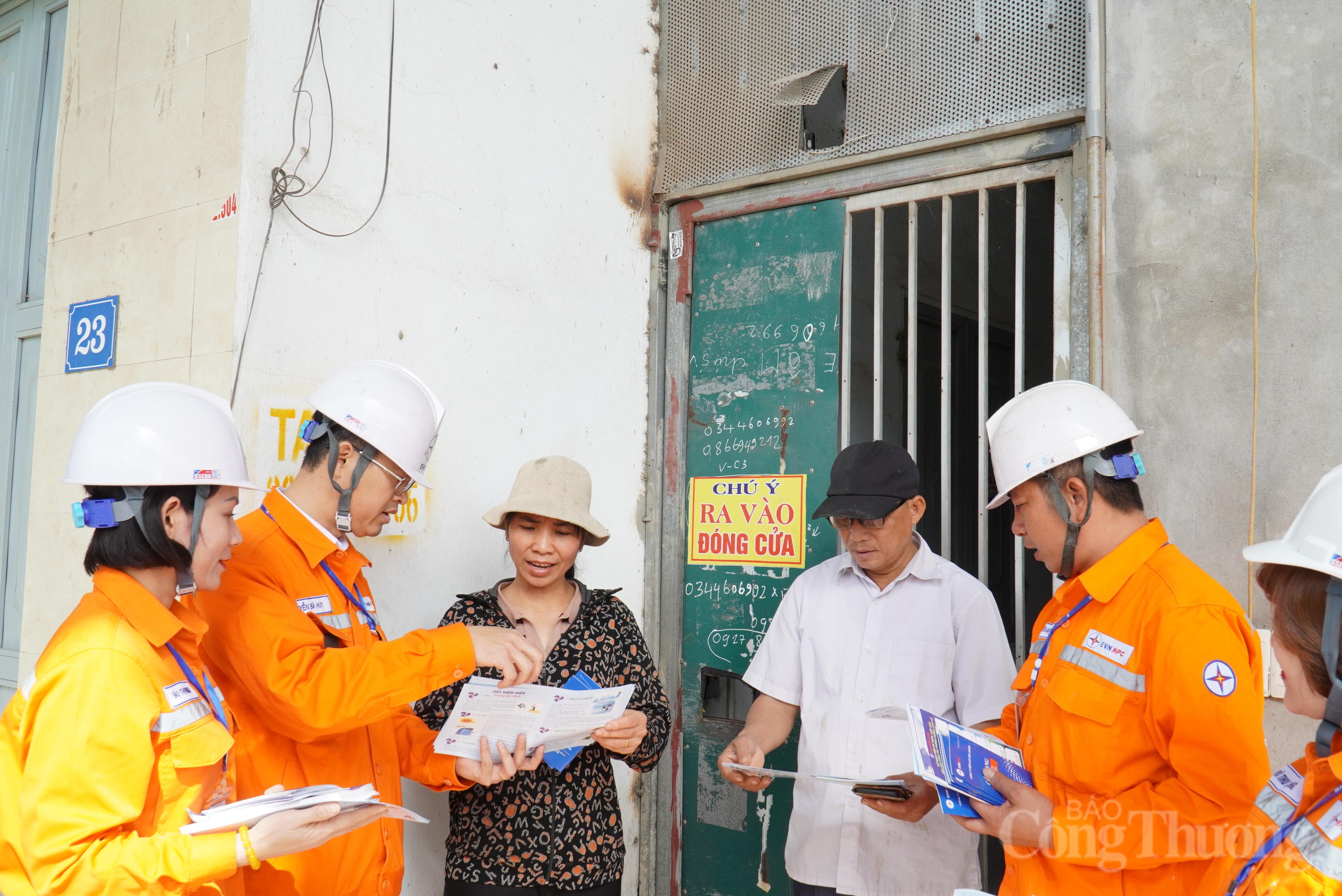 Cán bộ, công nhân Đội Quản lý Điện lực khu vực Việt Yên (tỉnh Bắc Ninh) tuyên truyền tiết kiệm điện, an toàn điện tại khu nhà trọ gần Khu công nghiệp Vân Trung.