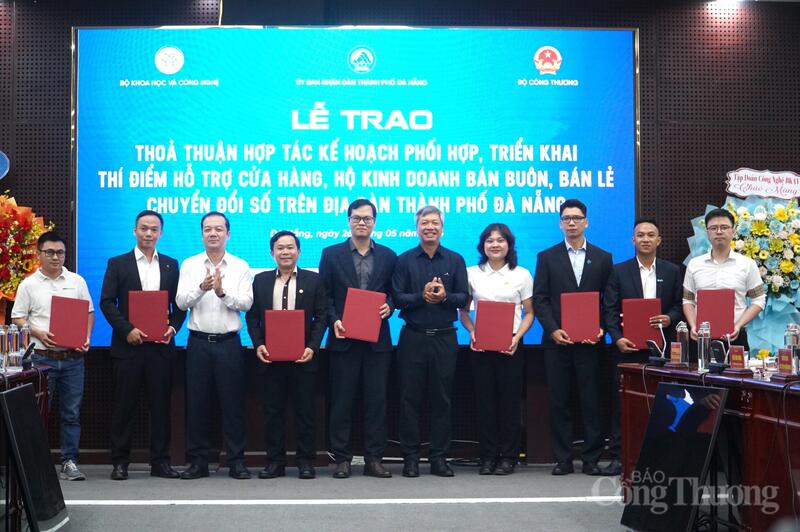 Trao Thỏa thuận hợp tác Kế hoạch phối hợp triển khai thí điểm hỗ trợ cửa hàng, hộ kinh doanh bán buôn, bán lẻ chuyển đổi số trên địa bàn TP. Đà Nẵng cho các doanh nghiệp công nghệ số, ngân hàng và đơn vị đồng hành thực hiện chương trình