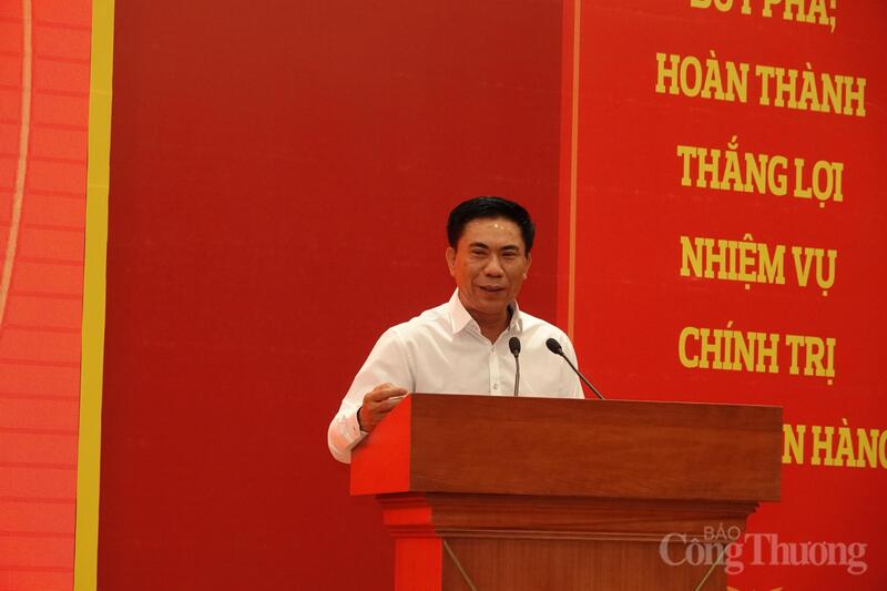 Đồng chí Đoàn Văn Báu - Vụ trưởng Vụ Lý luận Chính trị, Ban Tuyên giáo và Dân vận Trung ương đã trình bày chuyên đề.