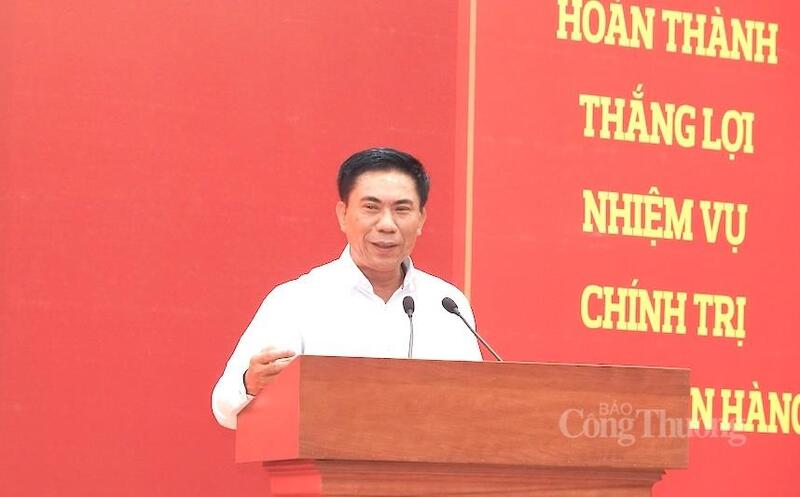 Đồng chí Đoàn Văn Báu - Vụ trưởng Vụ Lý luận chính trị, Ban Tuyên giáo và Dân vận Trung ương trình bày chuyên đề tại hội nghị