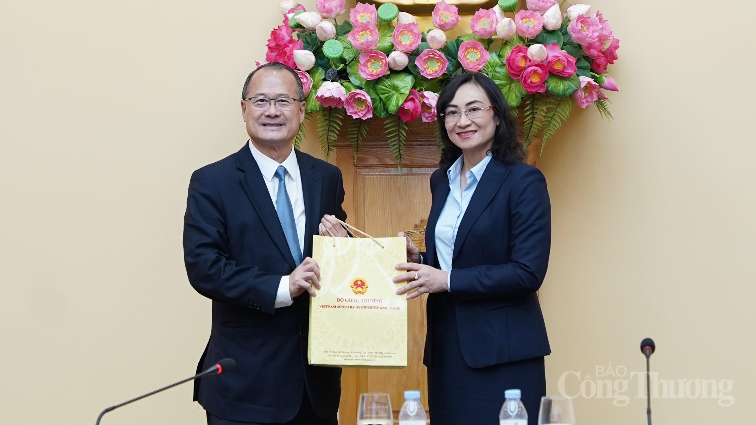 Thứ trưởng Phan Thị Thắng và Tiến sỹ Jonathan Choi. Ảnh: Diệu Linh
