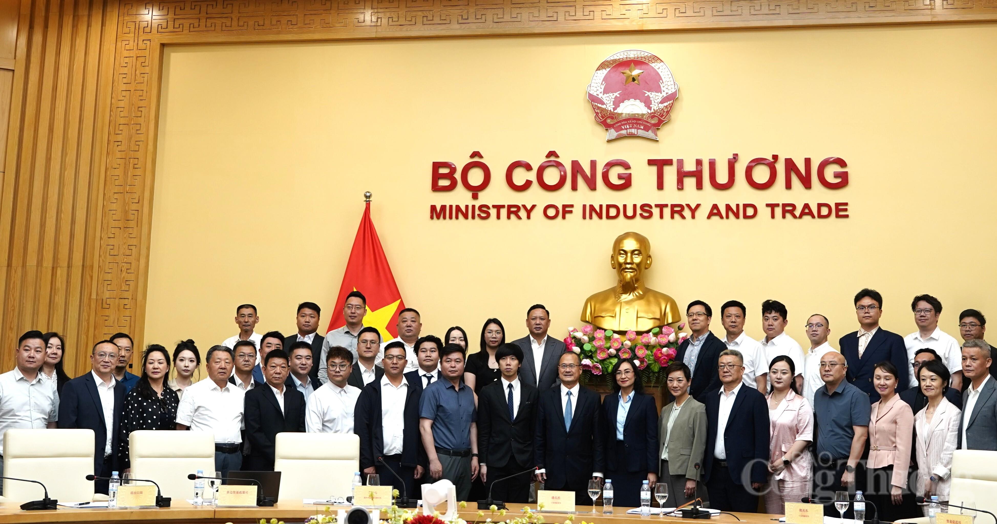 Đoàn doanh nghiệp chụp ảnh chung tại Bộ Công Thương. Ảnh: Diệu Linh