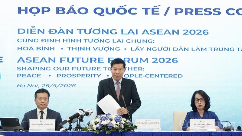 Ủy viên Trung ương Đảng, Phó Bí thư Thường trực Đảng ủy Bộ, Thứ trưởng Bộ Ngoại giao Nguyễn Mạnh Cường chia sẻ tại buổi họp báo. Ảnh: Diệu Linh