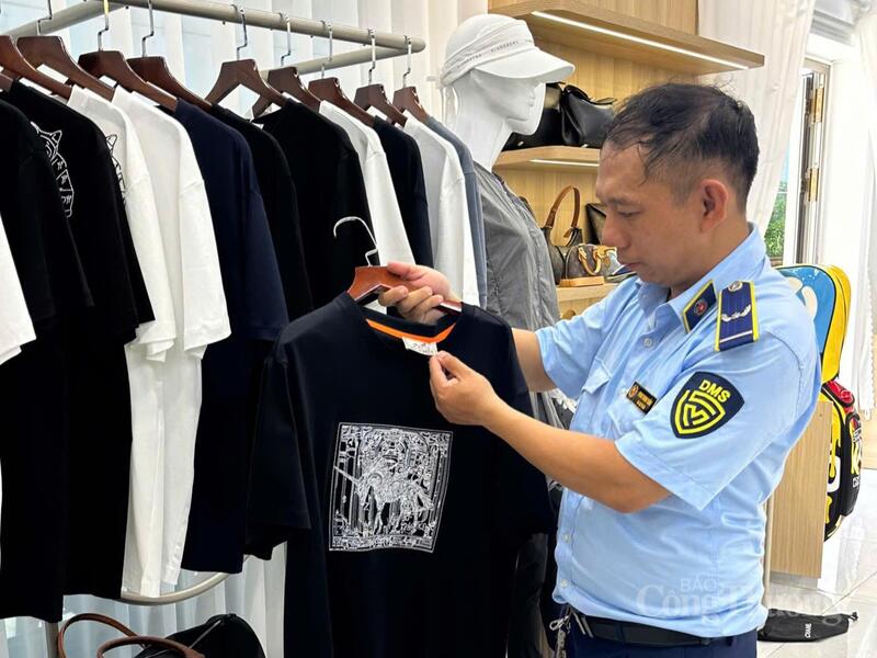 Thực hiện cao điểm kiểm tra, xử lý các hành vi xâm phạm quyền sở hữu trí tuệ theo Công điện 38/CĐ-TTg, lực lượng Quản lý thị trường TP. Đà Nẵng đã phát hiện, xử lý 51 vụ vi phạm về hàng giả, hàng xâm phạm quyền sở hữu trí tuệ.