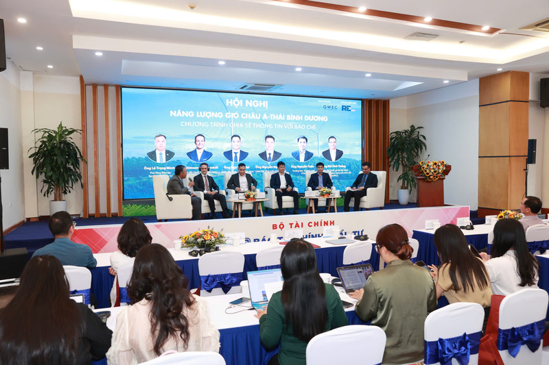 Các diễn giả thông tin về cơ hội phát triển điện gió tại Việt Nam và châu Á.