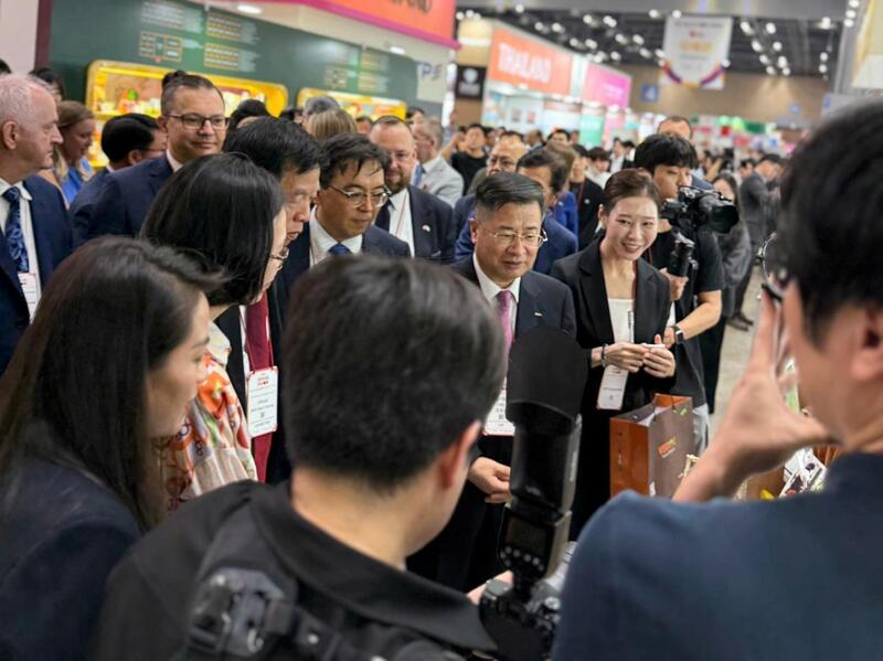 Ông Kang Kyung-sung - Chủ tịch KOTRA và đại diện Hàn Quốc thăm khu vực gian hàng Việt Nam tại Seoul Food 2025. Ảnh: Viettrade