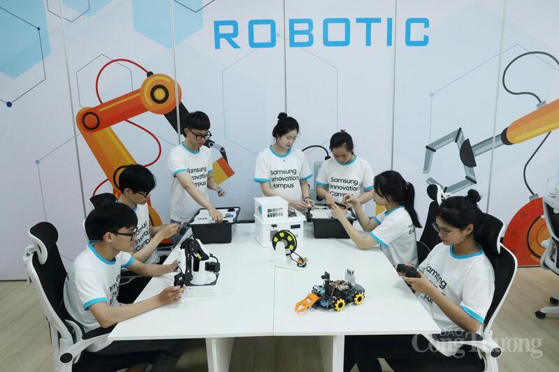 Sinh viên tham gia Chương trình SIC thực hành công nghệ robot tại Trường Cao đẳng Công nghệ Việt - Hàn Bắc Giang.