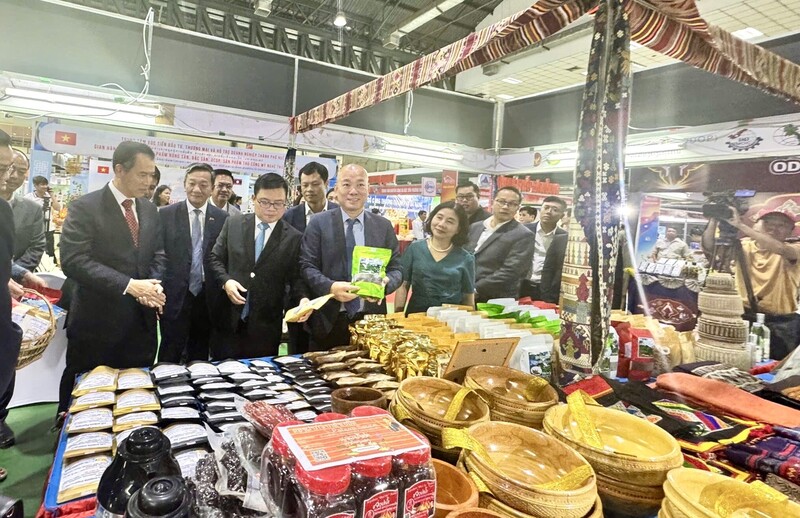 Đại diện Bộ Công Thương, Cục Xúc tiến thương mại tham quan sản phẩm trưng bày tại hội chợ VietLao Expo 2025. Ảnh: Vietrade